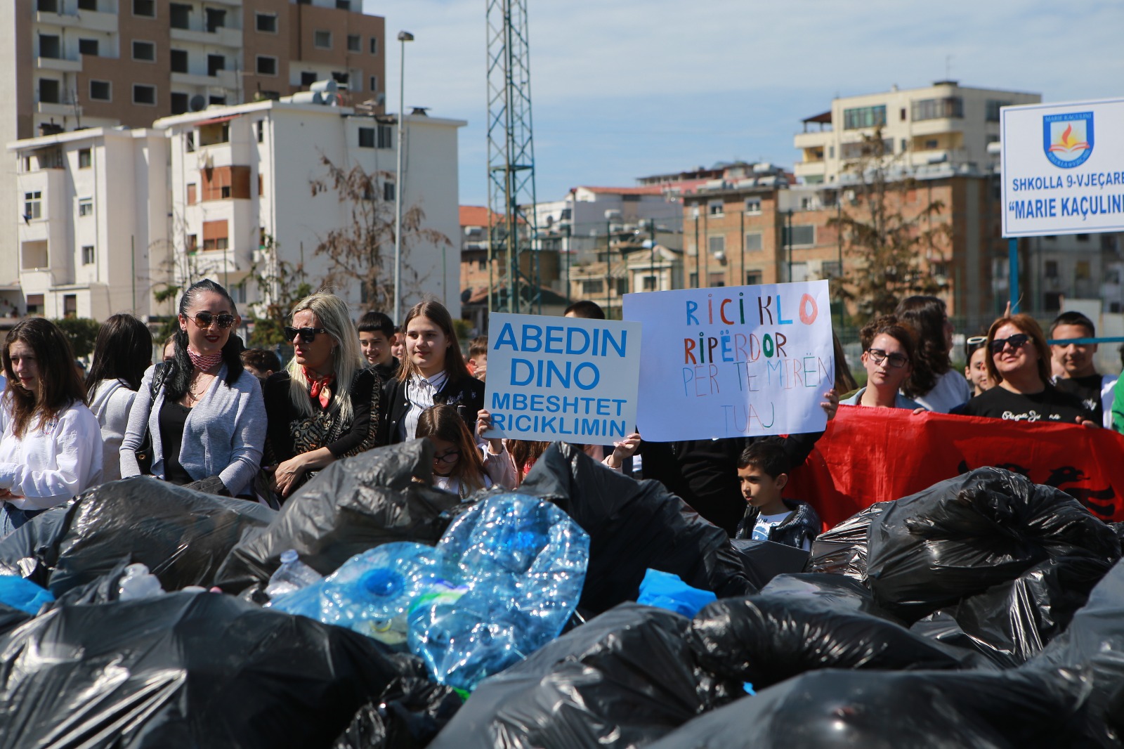Marshim i River Cleanup/ Mblidhen mbi 1000 kg plastikë nga nxënësit e 12 shkollave dhe studentë të UAMD-së (VIDEO)