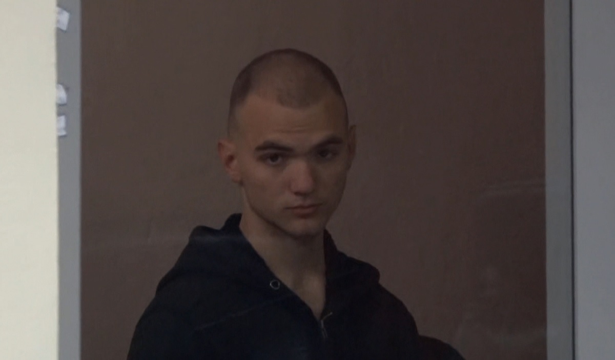 Vrau me thikë Stivenin 20 vjeç, Gjykata e Tiranës lë në burg Axel Hoxhajn