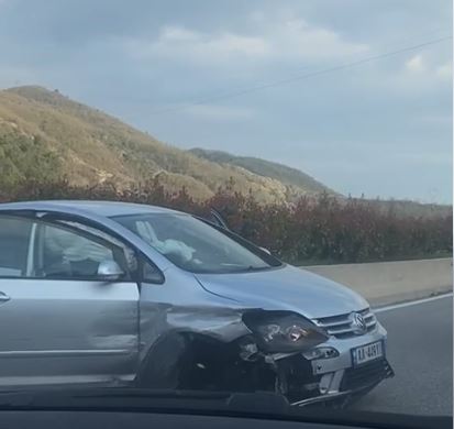 Përplasen dy automjete në autostradën Tiranë-Elbasan, raportohet për të plagosur