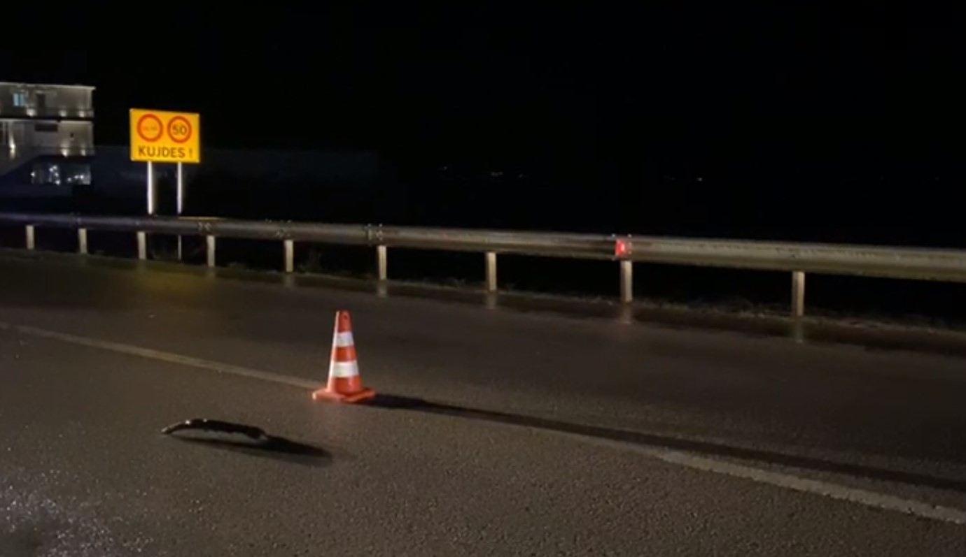 Makina del nga rruga, vdes shoferi, plagosen 2 pasagjerët