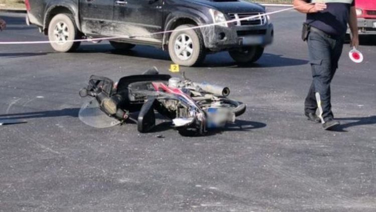 Kamioni përplaset me motorin në Tiranë, plagoset 25-vjeçari