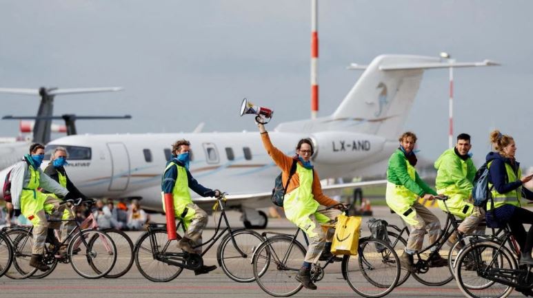 Amsterdami ndalon avionët privatë dhe fluturimet e natës