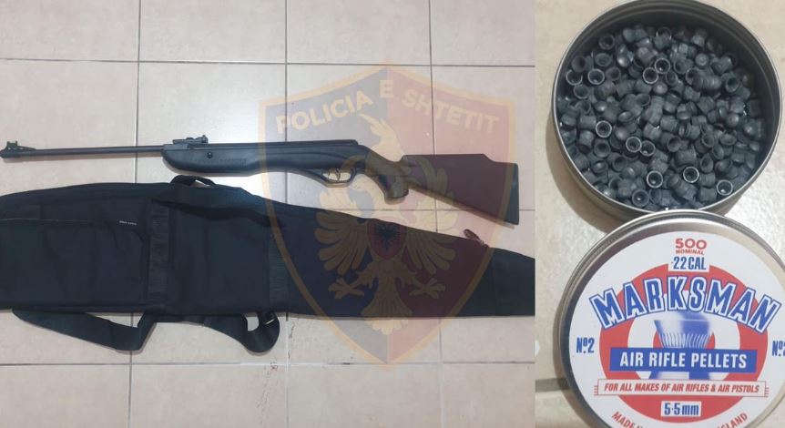 Tentoi të kalojë kufirin duke fshehur armën në bagazhin e automjetit, pranga 41-vjeçarit