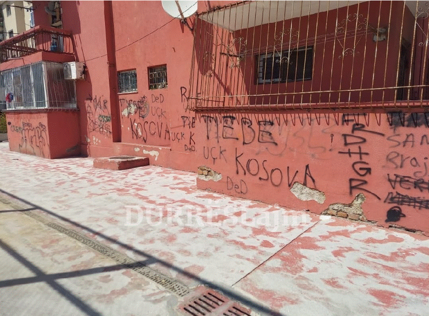 Grafitet me gjuhë urrejtjeje të pranishme në shumë lagje të Durrësit (FOTO)