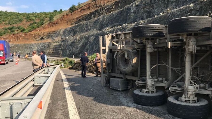 Përmbyset kamioni në aksin Përrenjas -Librazhd, bllokohet rruga nacionale