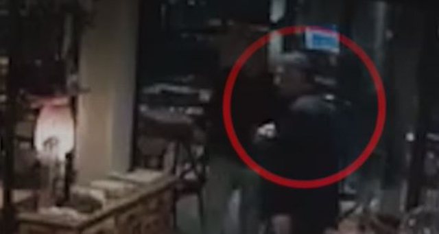VIDEO/ E godasin me grushte, publikohet momenti kur sulmohet gazetari Valon Syla