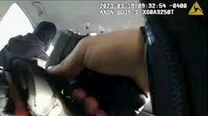 I mituri në SHBA qëllohet pesë herë me armë zjarri nga polici në makinë