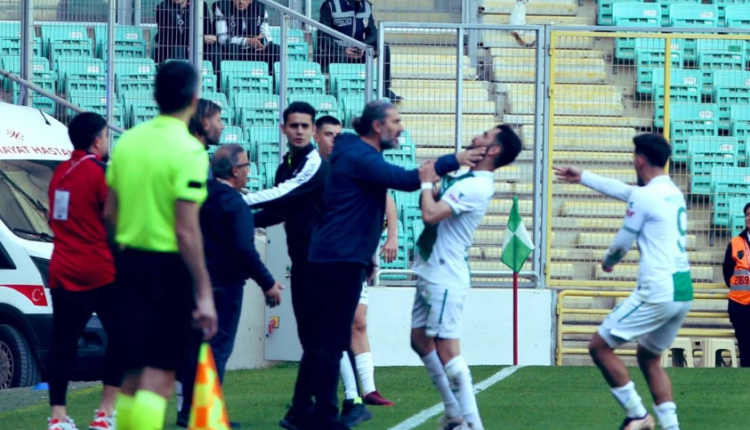 Hanë iftarin gjatë ndeshjes dhe mbajnë Ramazanin, por trajneri në Turqi “mbyt” lojtarin kundërshtar dhe arbitri e quan…normale