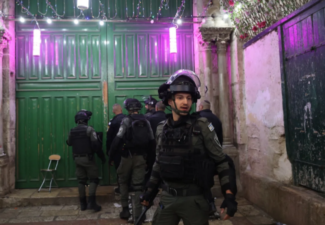 Përleshje mes policisë izraelitë dhe besimtarëve palestinezë në një xhami, 14 të lënduar dhe 350 të arrestuar