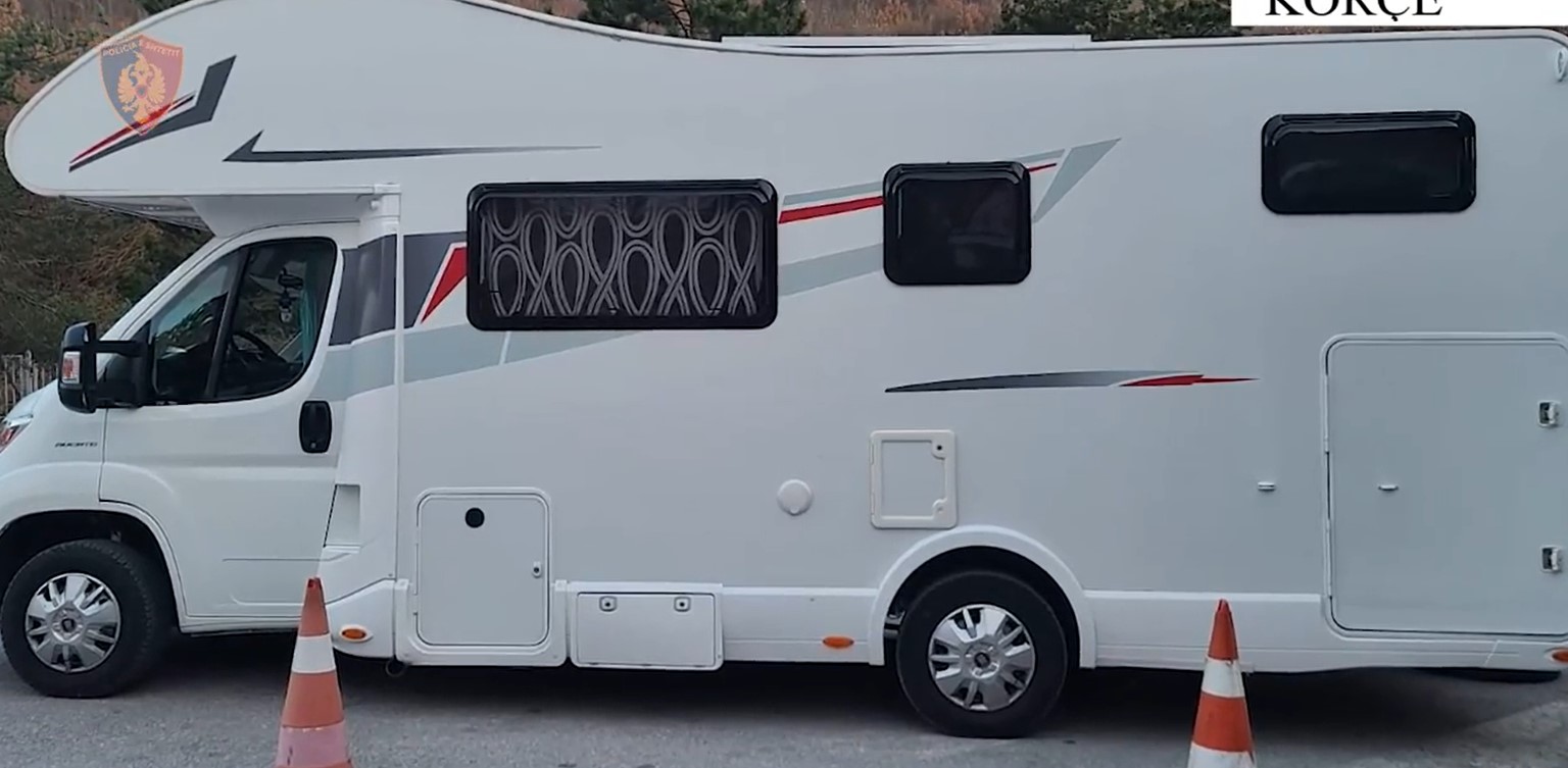 Tentuan të kalonin me rulot 118 kg kanabis, arrestohen dy rumunët. Shihni pamjet nga operacioni (VIDEO)