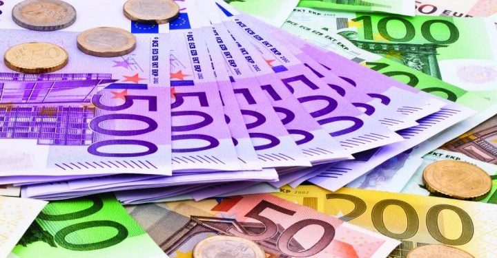 Euro në pikiatë, bie poshtë 113 lekëve