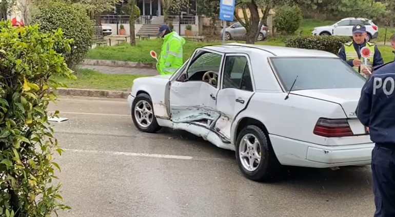 Përplasen dy makina, plagoset një nga shoferët
