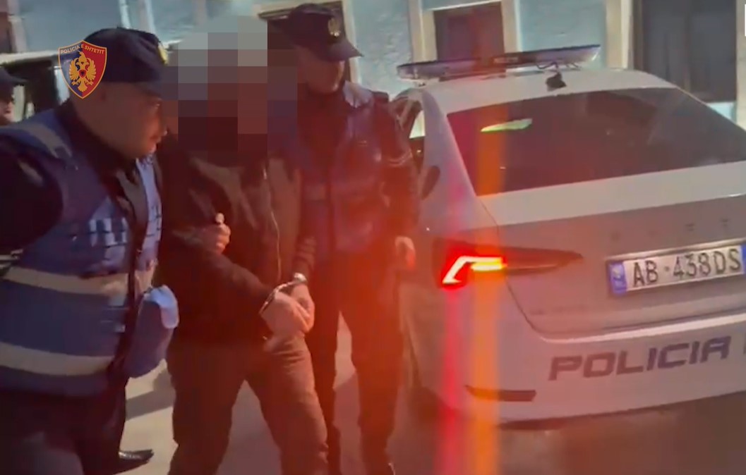 Mbante automatik dhe dhjetëra fishekë, arrestohet 64-vjeçari (VIDEO)