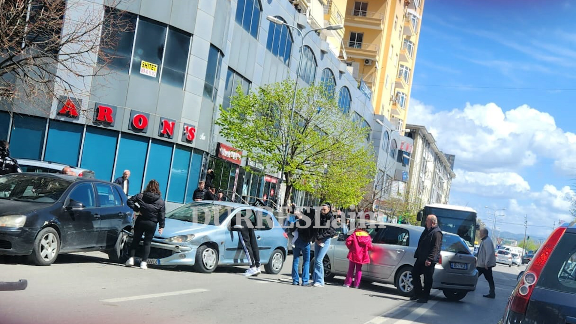Aksident në qendër të Durrësit, dëme materiale (FOTO)