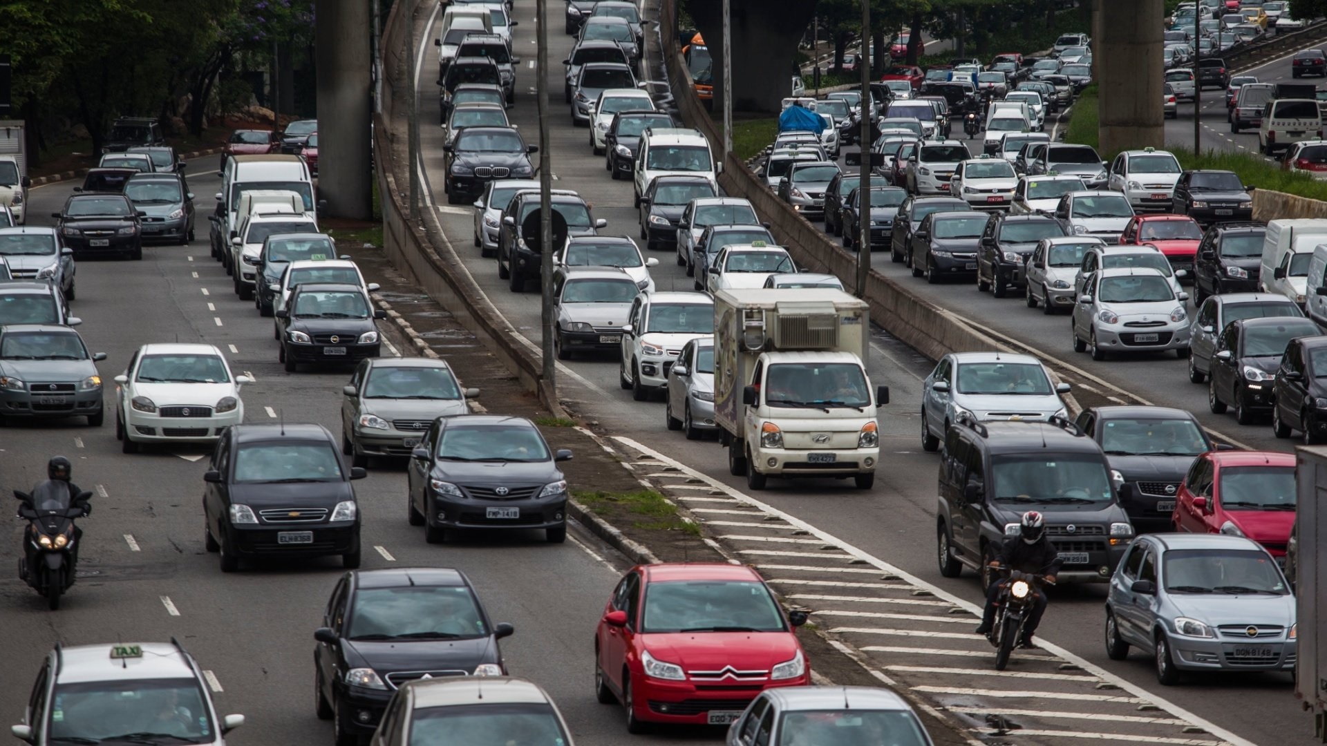 Shërbimi postar dhe transportet nisin zbatimin e rregullave të reja të Kodit Rrugor, nga 50% ulje të gjobave deri te zgjatja e vlefshmërisë së patentave