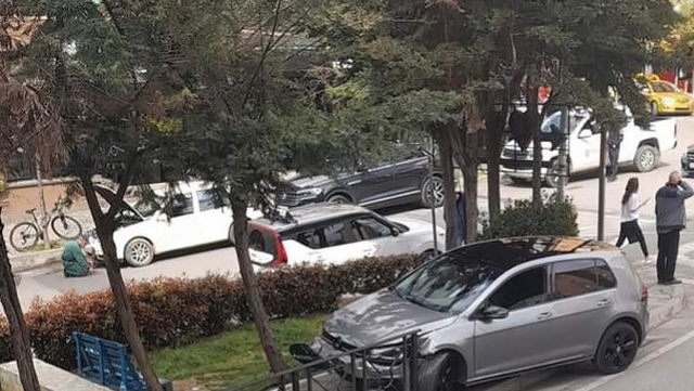 Makina merr përpara barrierën e rrugës dhe hipën mbi trotuar