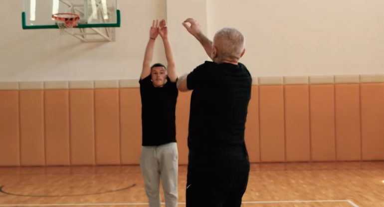 Meta me të rinjtë luan basketboll, mesazhi “pikant”: Koha për trepikësh