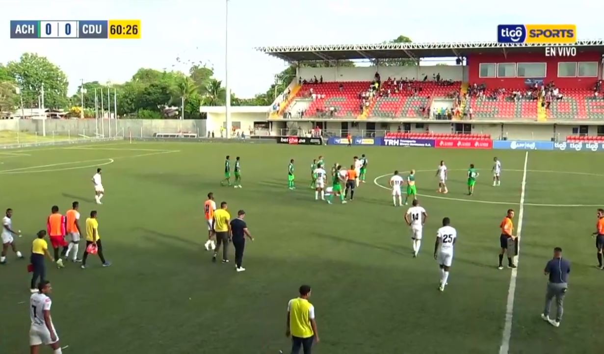 Momente paniku, tërmeti 6.9 ballë ndërpret ndeshjen e futbollit! Shikoni reagimin e lojtarëve dhe tifozëve