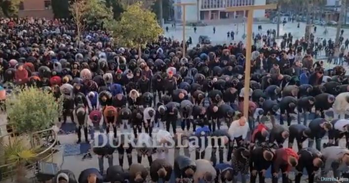 Myslimanët festojnë sot Fitër Bajramin! Dhjetëra besimtarë falin namazin në Durrës (VIDEO)