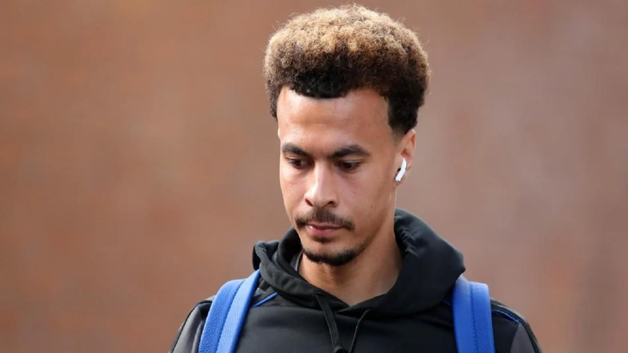 “Një refugjat në fushë”, ish-presidenti i Crystal Palace kritikon Alli: Një idiot që qesh me trajnerin