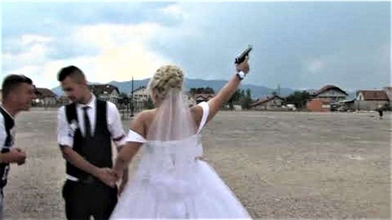 Qëlloi me armë në dasmë, shpallet në kërkim nusja