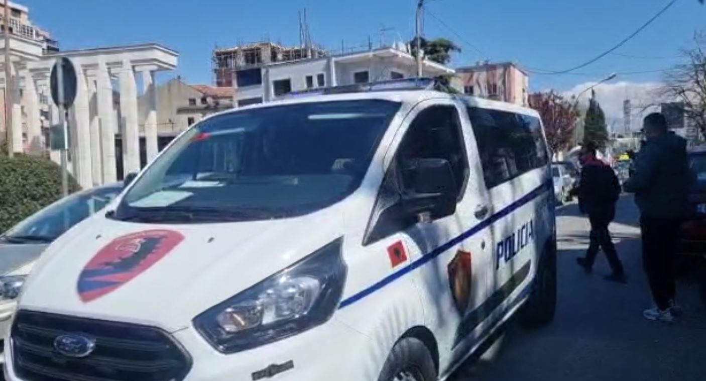 Goditi me sende të forta në kokë 39-vjeçaren pas disa ditësh përndjekje, shpallet në kërkim autori