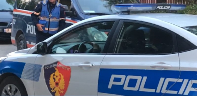 Përndjek ish-të dashurën në Tiranë dhe i thyen xhamin e automjetit, arrestohet i riu