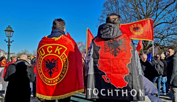 “UÇK, nderi i shqiptarëve”, protesta në Hagë, qytetarët me flamuj kuqezi