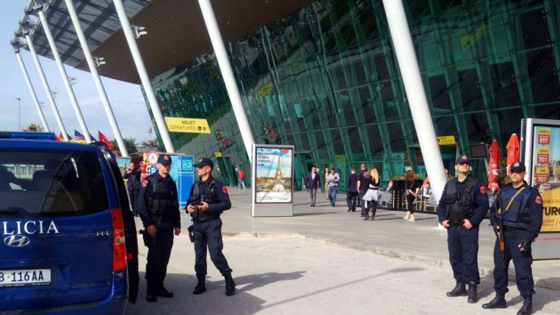 Fshehu drogën në çantë, arrestohet në Rinas 26-vjeçarja nga Kolumbia