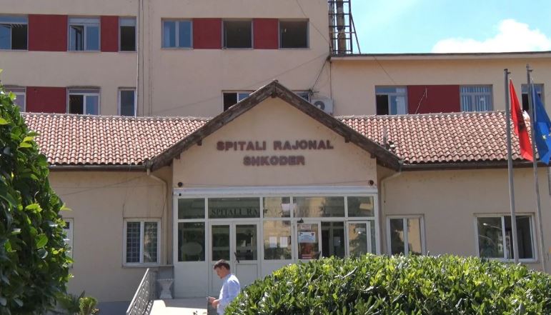 Bie zjarr në katin e katërt të Spitalit të Shkodrës