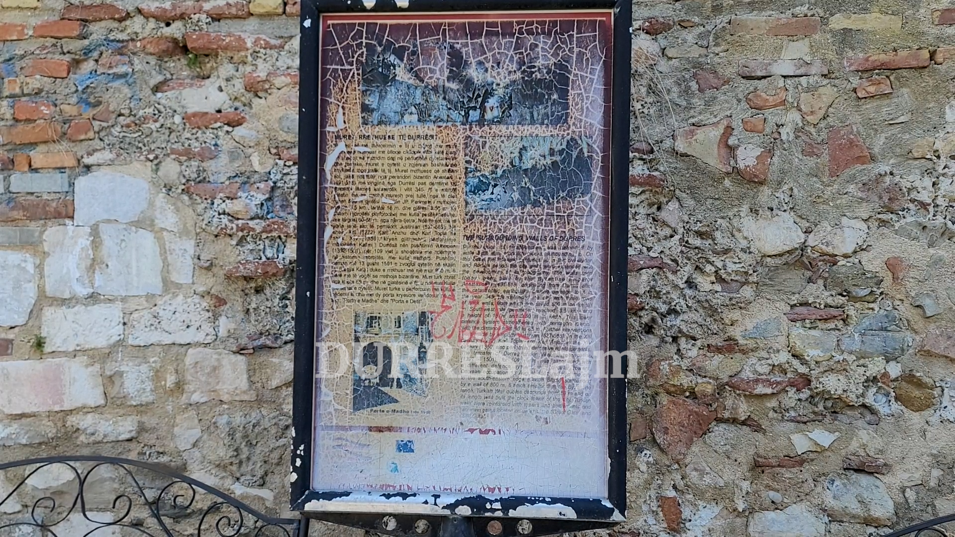Tabelat informuese në Durrës jashtë funksionit, turistët e huaj pa informacion për monumentet e trashëgimisë kulturore (VIDEO)