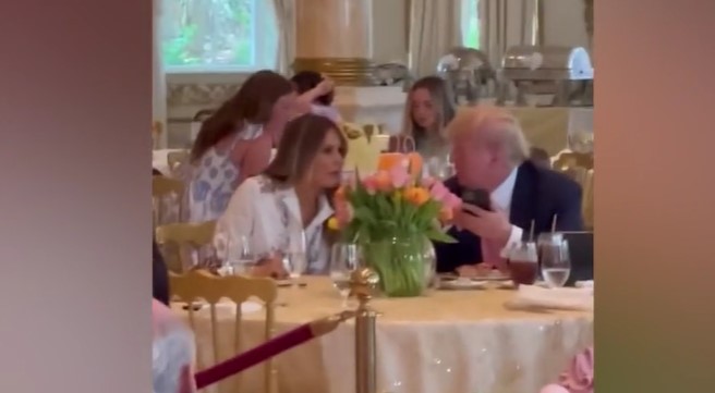 Për herë të parë pas akuzave për krime ndaj Trump, Melania shfaqet pranë tij (VIDEO)