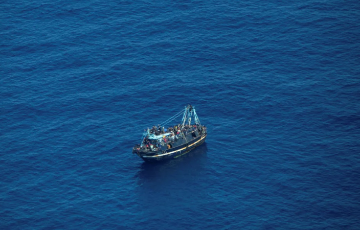 Një tjetër varkë rrezikon të fundoset në Detin Mesdhe, bllokohen 400 refugjatë
