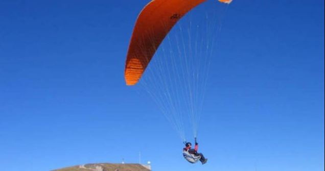 Turisti çek humb kontrollin e parashutës dhe rrëzohet, ndërron jetë