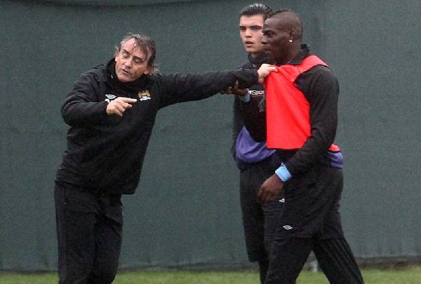 Zbulohet sherri mes Mancinit dhe Balotellit, magazinieri shmangu përdorimin e duarve