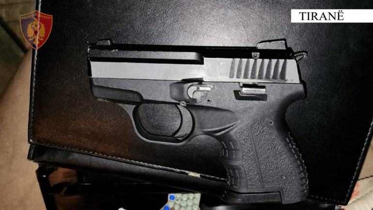 Qarkullonte me automjet i armatosur dhe me lëndë narkotike, pranga 37-vjeçarit