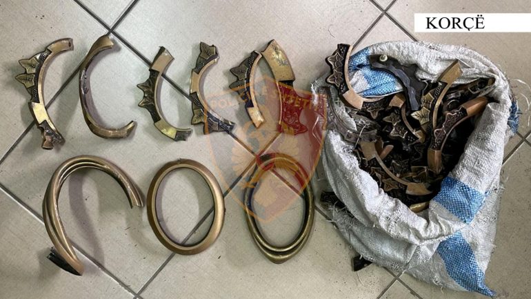 Vodhi korniza bronzi në varreza me qëllim shitjen e tyre, arrestohet 26-vjeçari