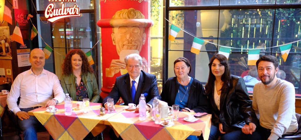 Pas votimit, Sali Berisha ndan fotot e veçanta familjare. Kafe me bashkëshorten dhe fëmijët