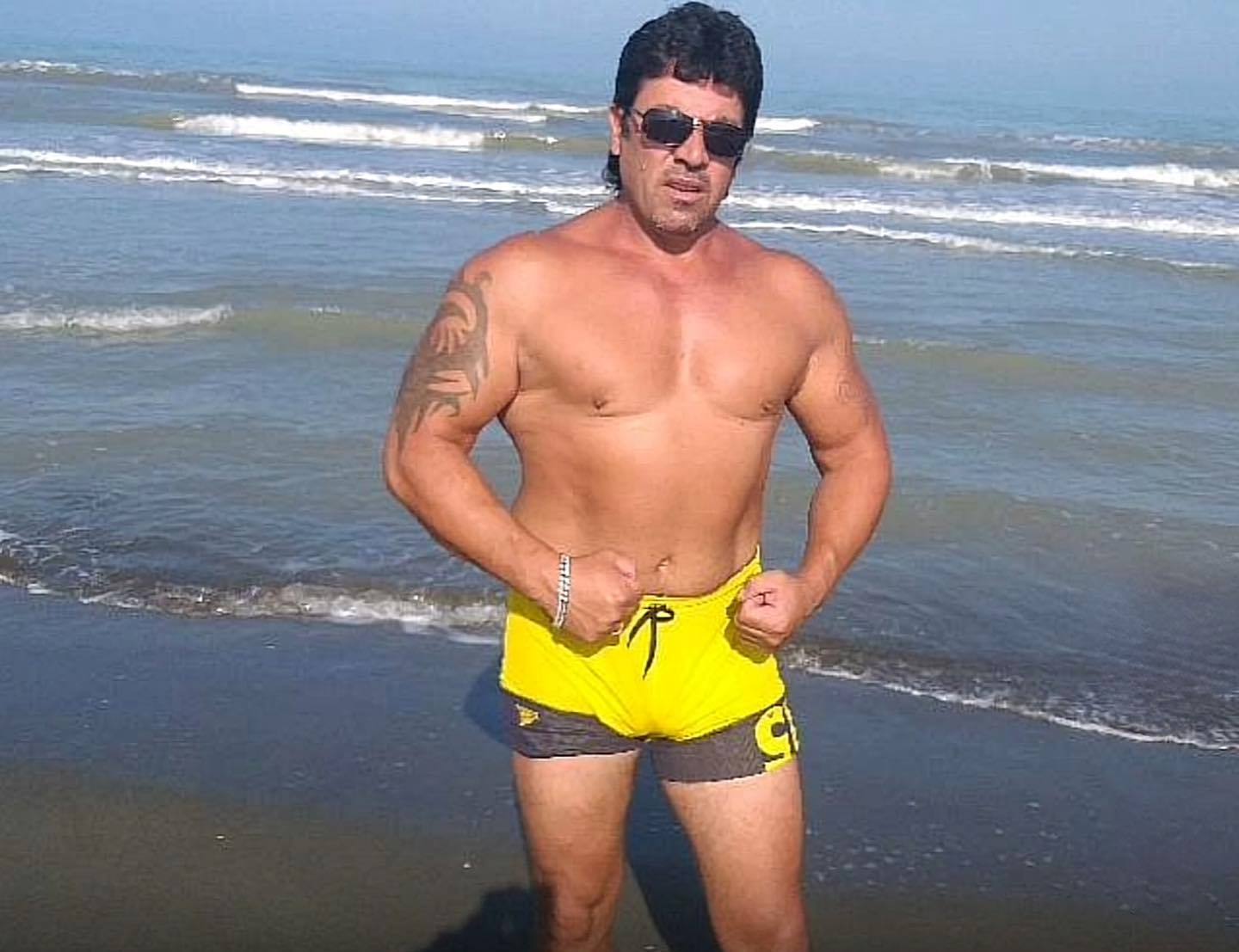 Vrau me çekan kalin e tij dhe hodhi në internet videon, procedohet lushnjari