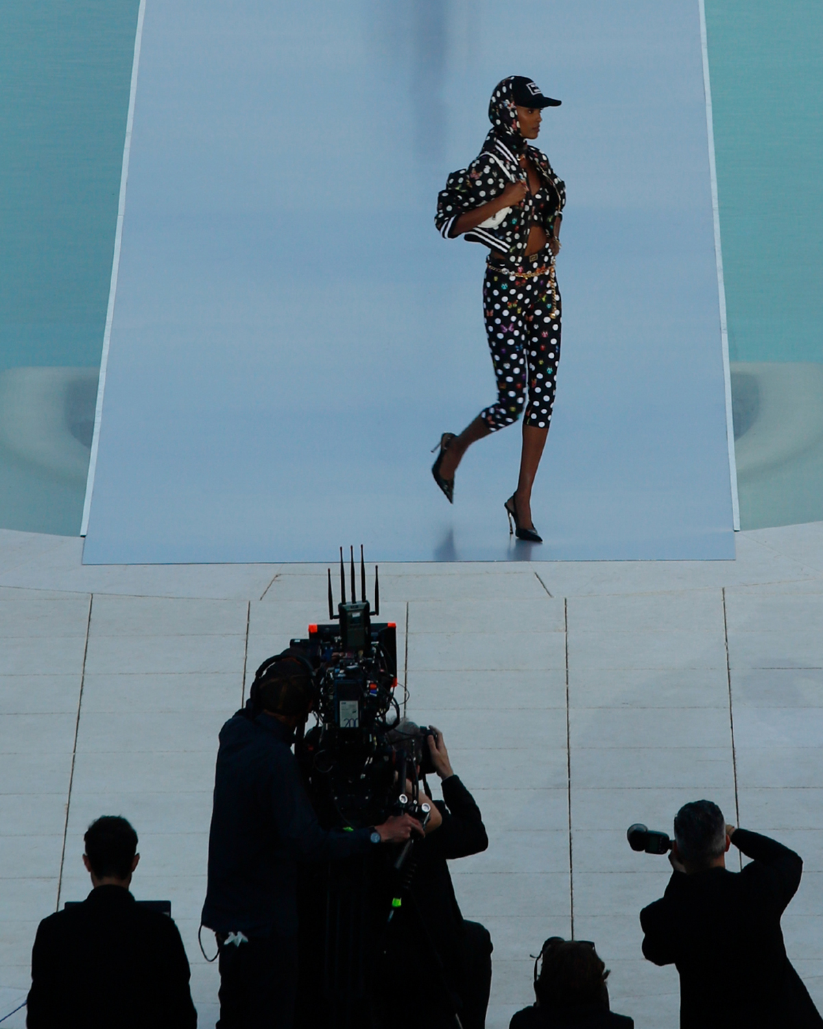 FOTOGALERI/ Koleksioni mahnitës “La Vancanza” i dyshes Donatella Versace & Dua Lipa