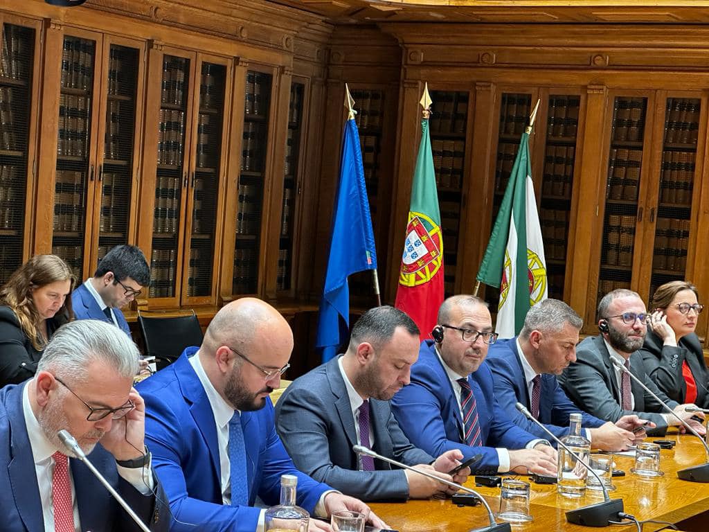 Deputeti i Durrësit Çyrbja në Lisbonë, në një takim të rëndësishëm midis Komisionit të Ligjeve të Shqipërisë dhe Portugalisë: Bashkëpunim i qëndrueshëm për integrimin! (FOTO)