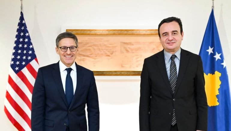 Pas diskutimeve me Vuçiçin, Këshilltari i lartë i DASH takohet me Albin Kurtin