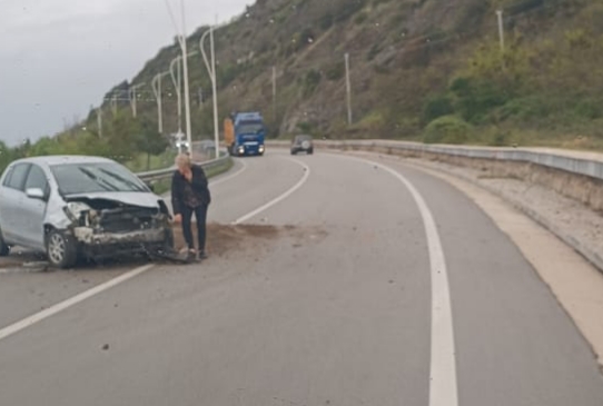 Makina del nga rruga dhe përplaset me trafikndarësen