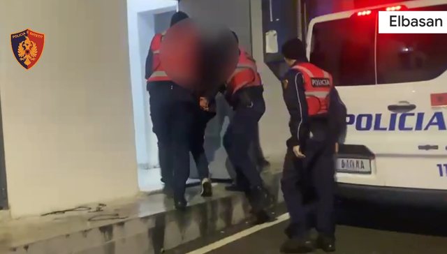 Tentoi të vrasë me thikë 33-vjeçarin pas konfliktit, pranga 28-vjeçarit