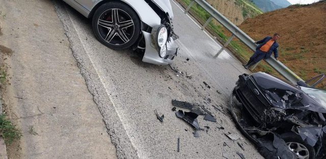 Përplasen dy makina, tre të plagosur