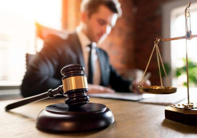 Mashtroi klienten dhe i mori 4200 euro, në pranga avokati (EMRI)