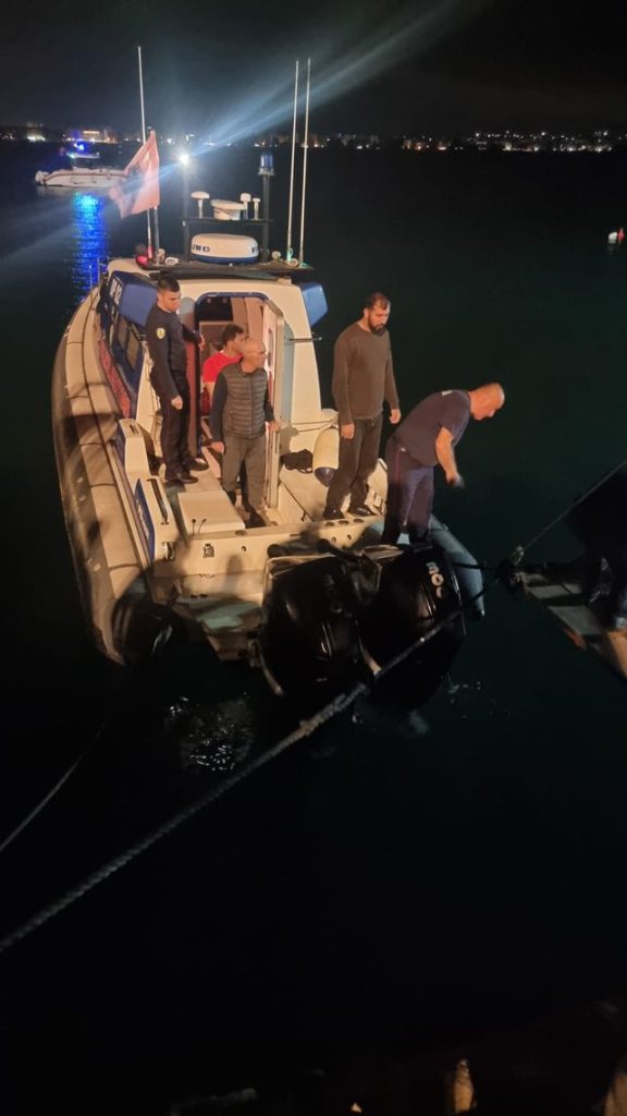 Policia e Durrësit sqaron ngjarjen: Peshkarexha u godit  nga trageti dhe u fundos, si u shpëtuan 3 peshkatarët