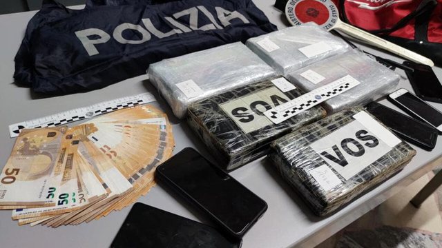 5.7 kg kokainë të fshehura në kabinën e kamionit, arrestohet shqiptari dhe rumuni në Itali