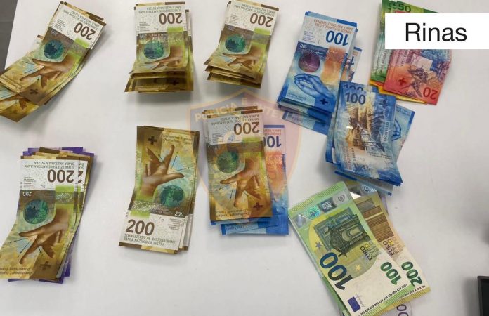 Tentoi të kalonte nga Shqipëria mbi 12 mijë franga të padeklaruara, procedohet 30-vjeçari malazez