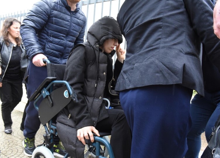 Tragjedia në familjen shqiptare, Tefta Malaj lë spitalin për të marrë pjesë në funeralin e së bijës, avokati: I kam kërkuar Presidentit t’i japë nënshtetësinë